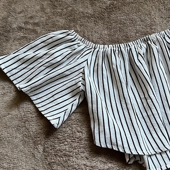 4 FOR $25 - NWOT Striped Off the Shoulder Flowy Top - Picture 4 of 4